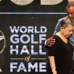 Tiger Woods und Mutter Kultida bei der Aufnahme Tigers in die Hall of Fame. (Foto: Getty)