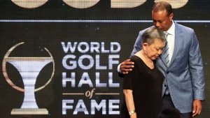 Tiger Woods und Mutter Kultida bei der Aufnahme Tigers in die Hall of Fame. (Foto: Getty)