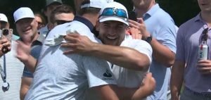 Jon Rahms Ball trifft einen Zuschauer am Kopf, doch dieser steckt es erstaunlich gut weg. (Foto: X/@GolfDigest)