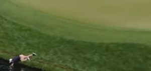 Ein Volunteer bei der PGA Championship 2025 gibt alles, um sich den Ball des Grand-Slam-Gewinners zu sichern. (Foto: Screenshot X/ @Golf.com)