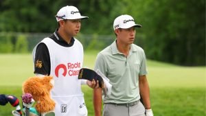 Collin Morikawa mit Interims-Caddie KK Limbhasut. (Foto: Getty)