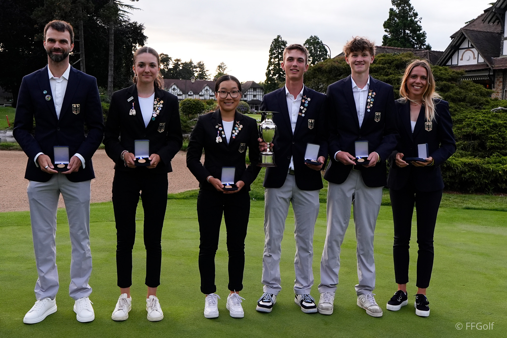 Das deutsche Team siegt bei der European Young Masters Bundestrainer Pascal Proske, Laetitia Leisinger, Yoo Jin Bae, Bjarne Murr, Colin Bärmann und Kapitänin Antonia Eberhard (von links; Foto: EGA)