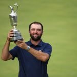 Scottie Scheffler gewinnt die British Open 2025 – und entdeckt ein Detail auf dem Claret Jug, das ihn sofort beschäftigt. (Foto: Getty)