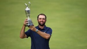 Scottie Scheffler gewinnt die British Open 2025 – und entdeckt ein Detail auf dem Claret Jug, das ihn sofort beschäftigt. (Foto: Getty)