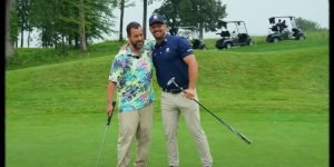 Bryson DeChambeau und "Happy Gilmore" Adam Sandler auf der Runde. (Screenshot: Youtube.com/@BrysonDeChambeau)