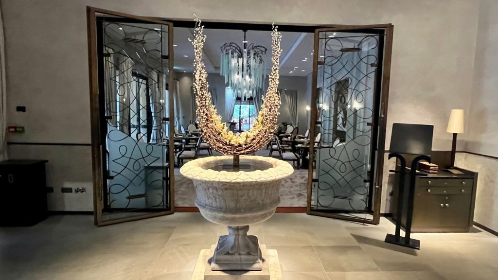 Am Kunstwerk vorbei zum Le Diner (Foto: Jürgen Linnenbürger)