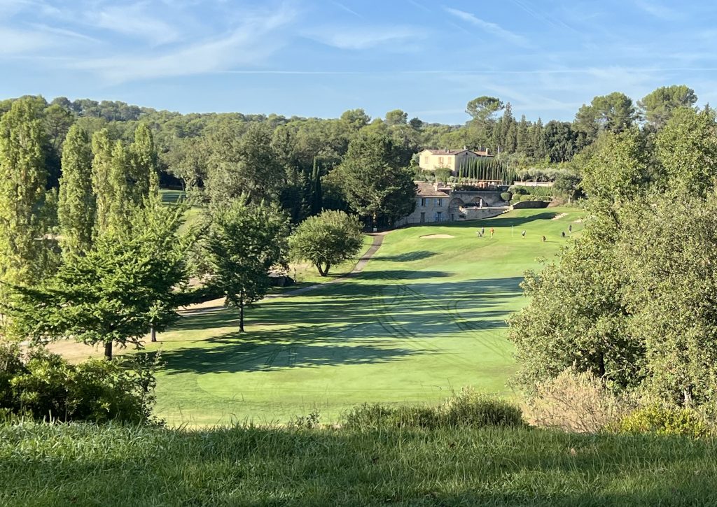 Reizvoller Abschlag ins tiefer liegende Fairway (Foto: Jürgen Linnenbürger)
