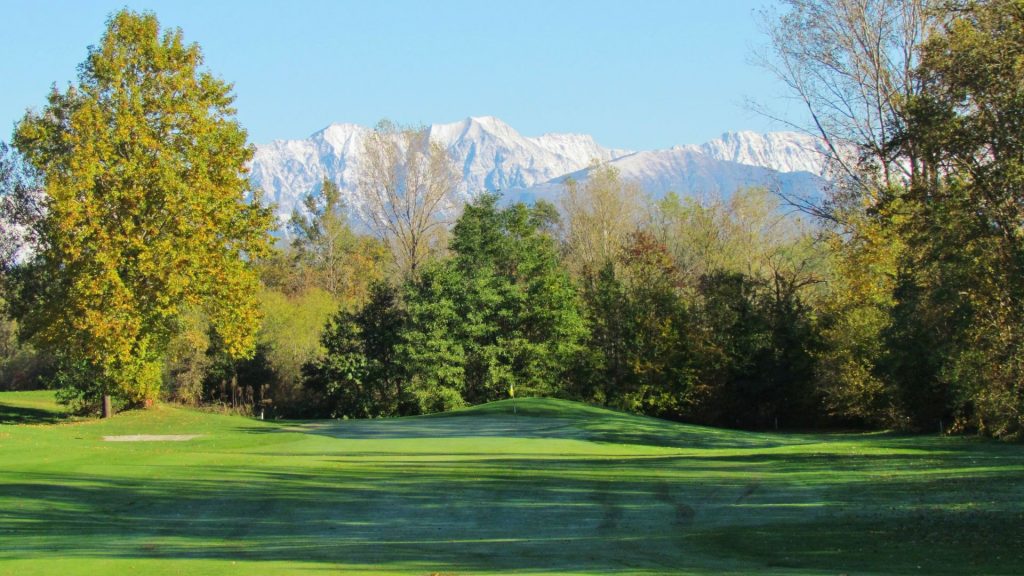 Beeindruckende Bergkulisse im Hintergrund (Foto: Golf Club Udine)