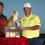 Hideki Matsuyama sichert sich die Trophäe der Hero World Challenge aus den Händen von Tiger Woods. (Foto: Getty)