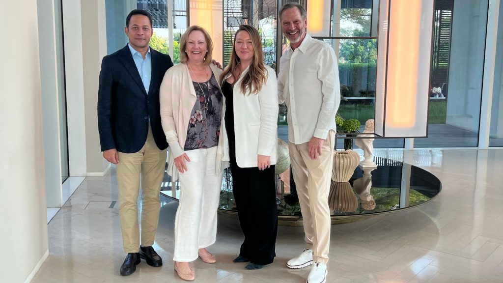 Anuranjan (links) und Irina (Mitte rechts) (Foto: Jürgen Linnenbürger)