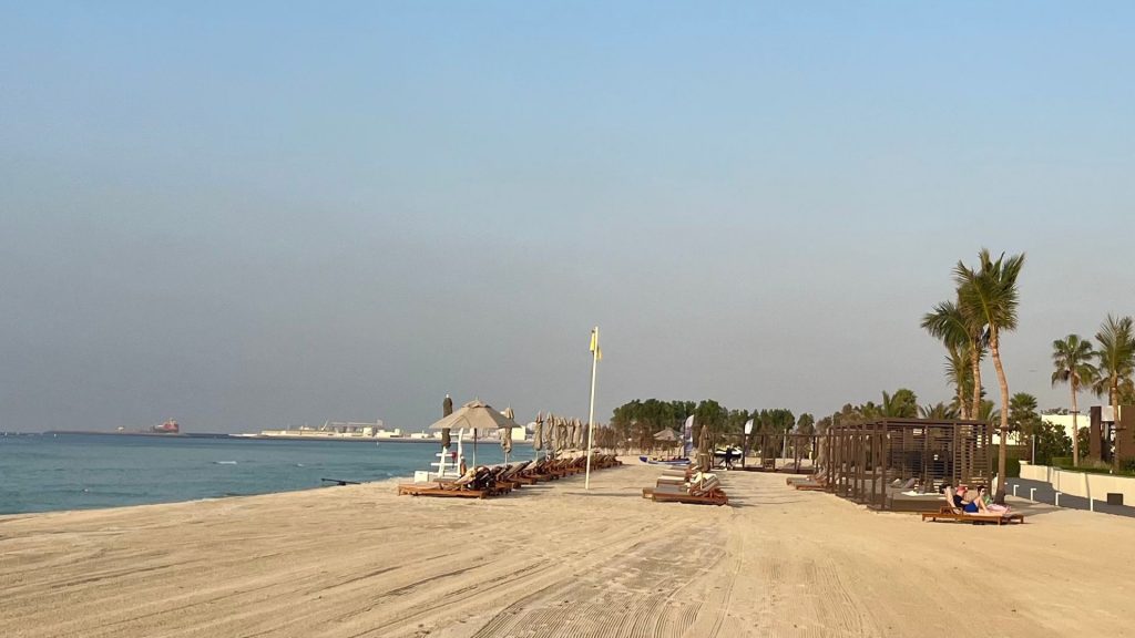 Gepflegter Strand mit reichlich Platz (Foto: Jürgen Linnenbürger)