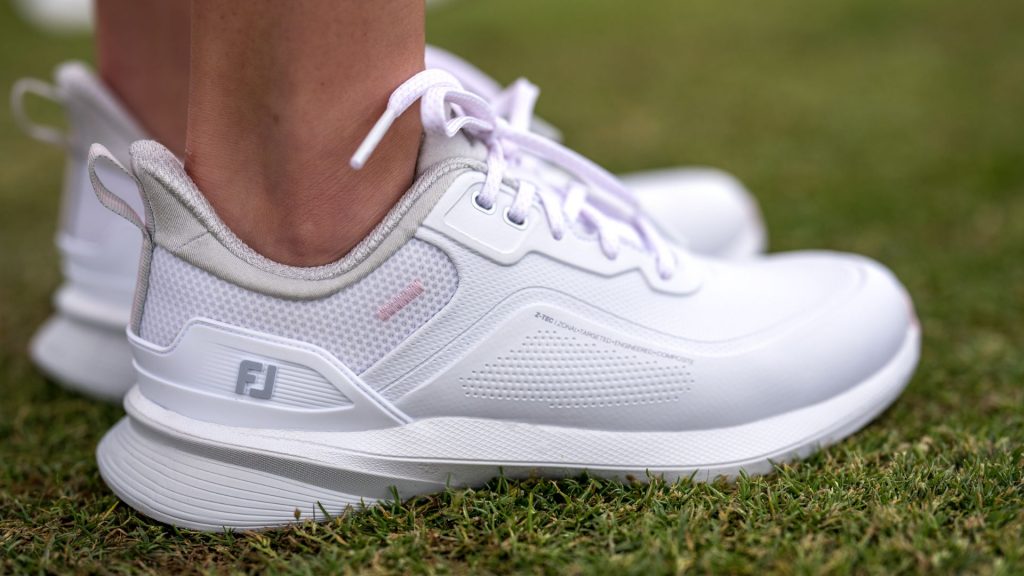 Der FootJoy Pro SL ist auch in verschiedenen Farben für Damen erhältlich. (Foto: FootJoy)