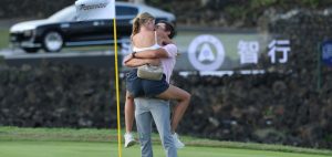 Jordan Gumberg gewinnt die DP World Tour Hainan Classic denkbar knapp bejubelt von seiner Partnerin. (Foto: Getty)