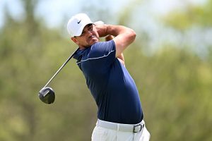 Brooks Koepka musste sich während der dritten Runde der RBC Canadian Open am linken Arm behandeln lassen. (Photo by Minas Panagiotakis/Getty Images)