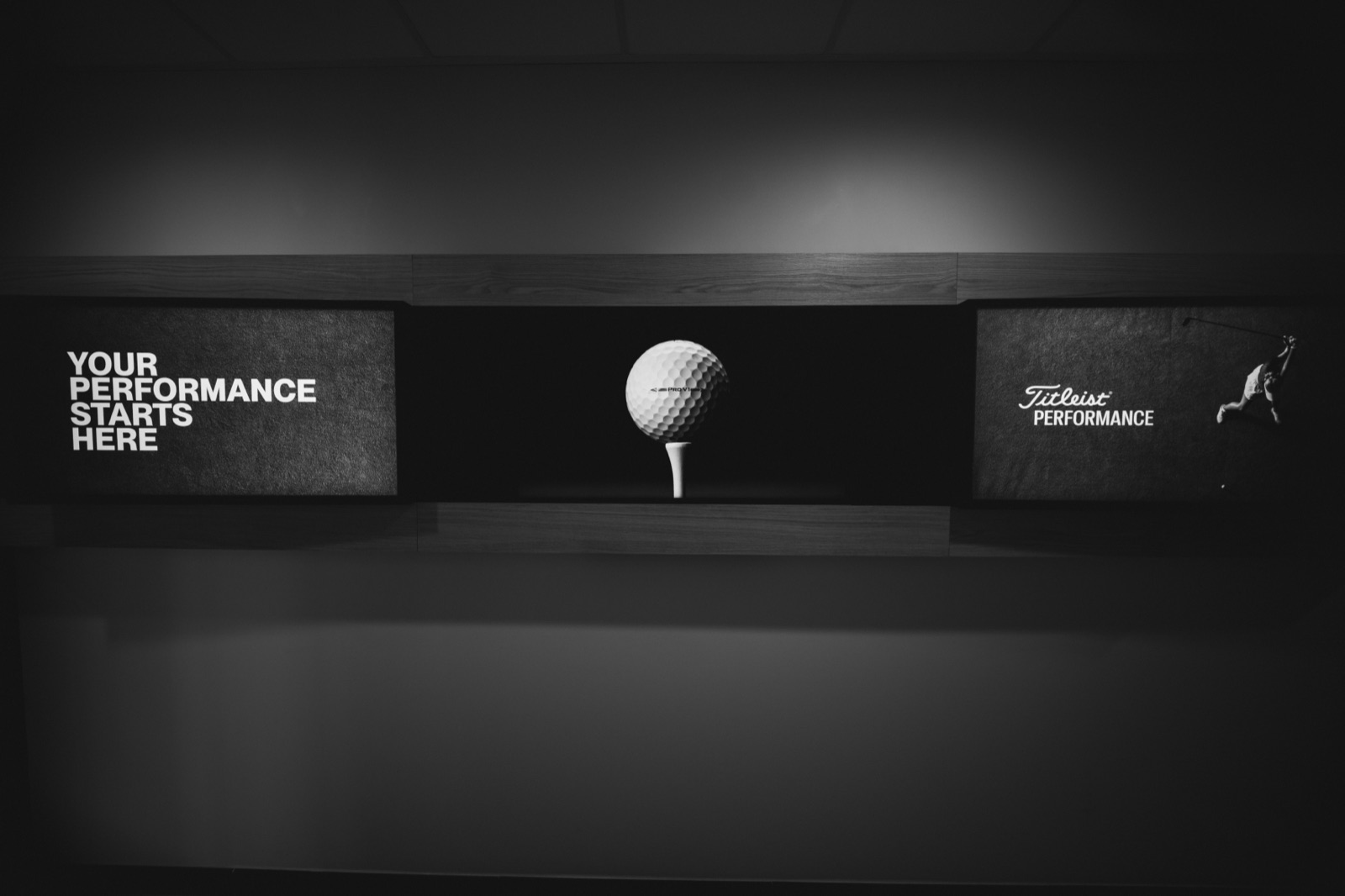 Markenwand Your Performance Starts Here mit Titleist-Golfball