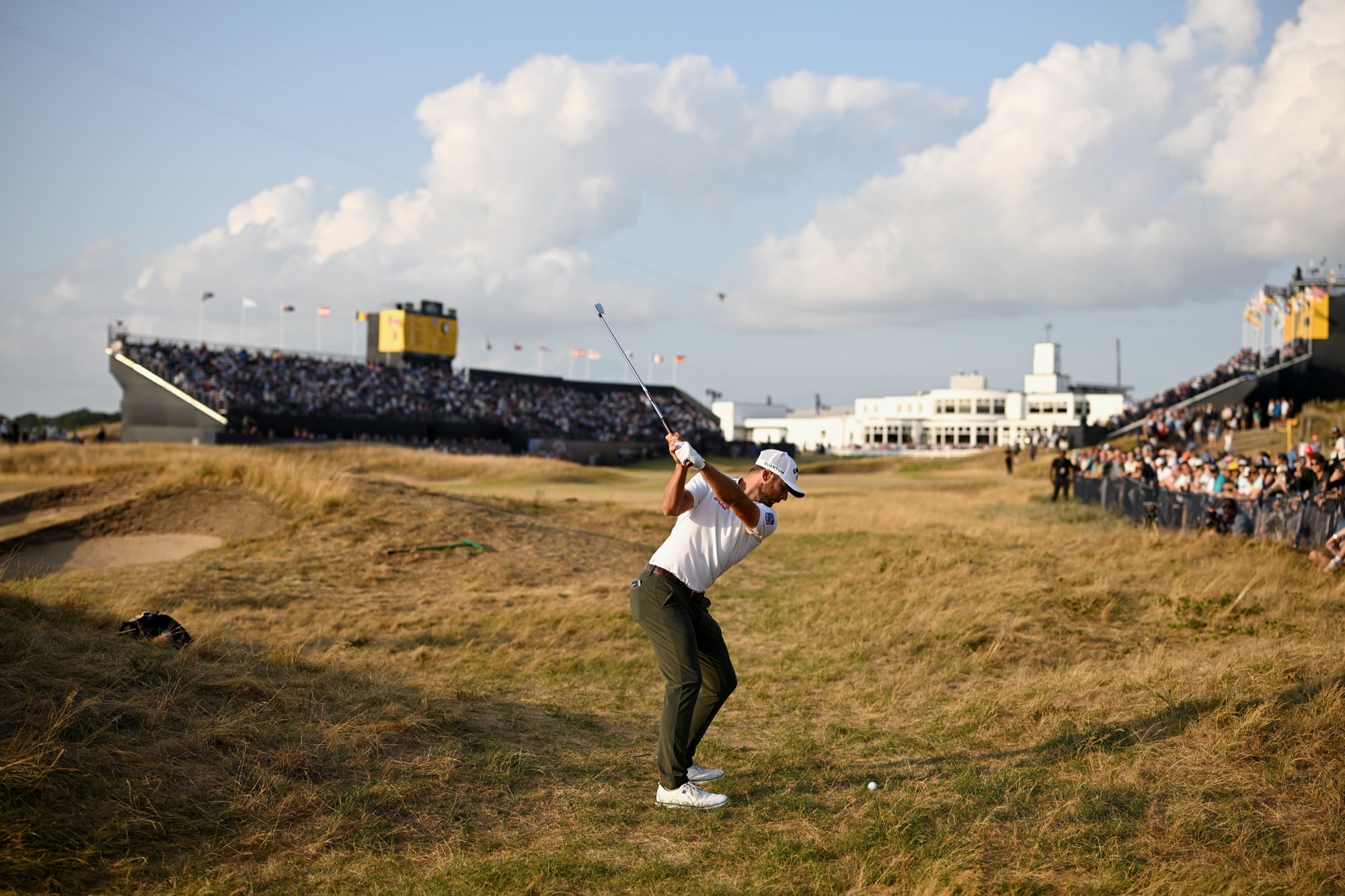 Sam Burns spielt in der dritten Runde der 154. Open Championship einen Schlag aus dem Semirough