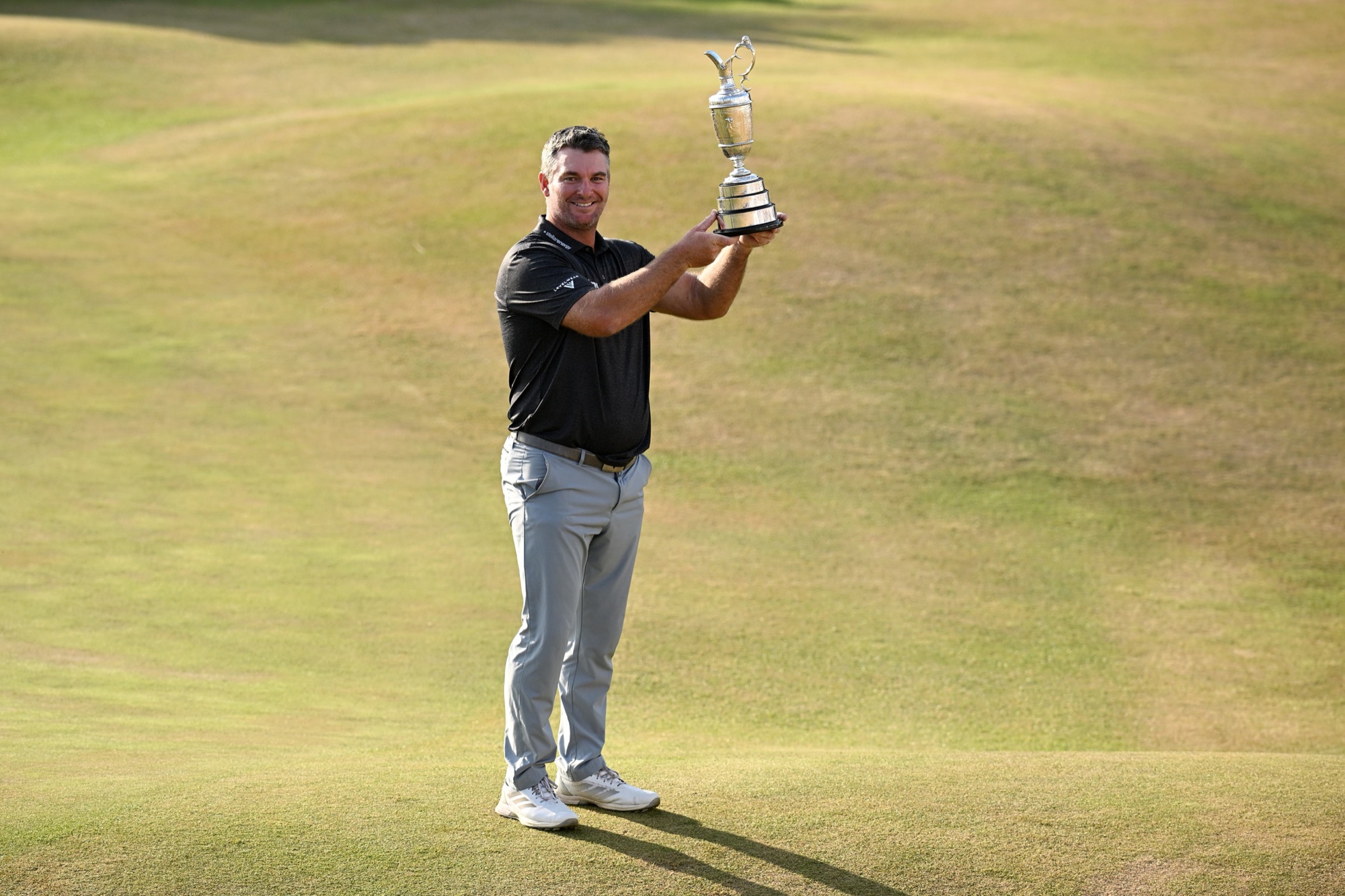 Ryan Fox mit der Claret Jug und einem Scheck ueber 3,2 Millionen Dollar