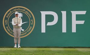 ST ALBANS, ENGLAND - AUGUST 06: Charley Hull of England tees off on the 17th hole on Day One of the PIF London Championship at The Centurion Club on August 06, 2026 in St Albans, England. (Photo by Andrew Redington/Getty Images) (Foto: Getty Images)